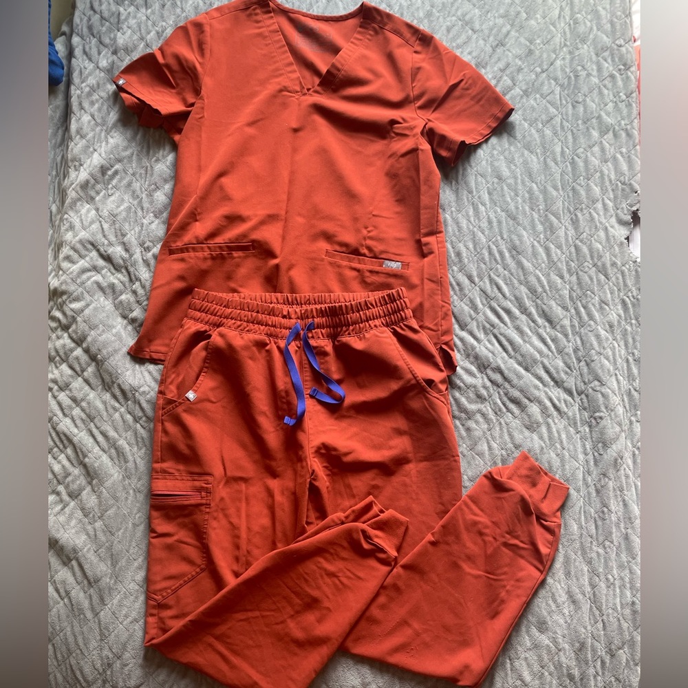 Figs Auburn Set- Casma top and Zomora jogger